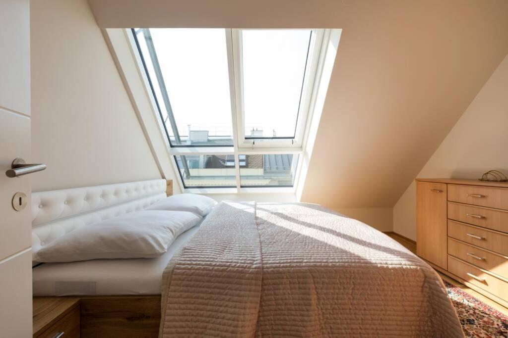 Grosses Penthouse #12 Mit Terrasse Und Aussicht Apartment Vienna Luaran gambar